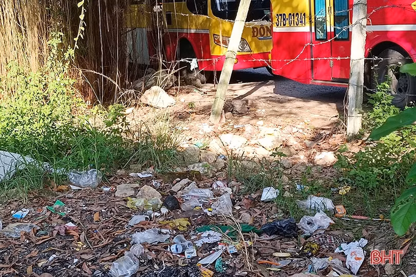 “Bến xe” buýt tự phát ở thành phố Hà Tĩnh gây mất mỹ quan đô thị