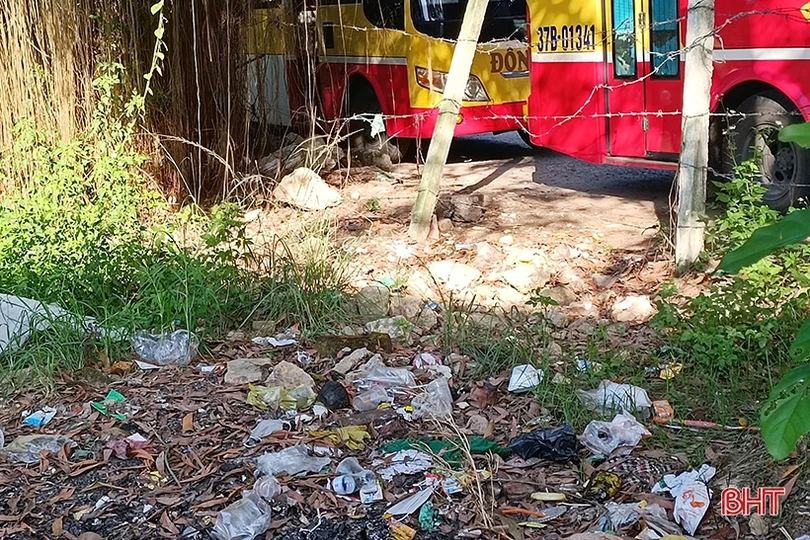 “Bến xe” buýt tự phát ở thành phố Hà Tĩnh gây mất mỹ quan đô thị