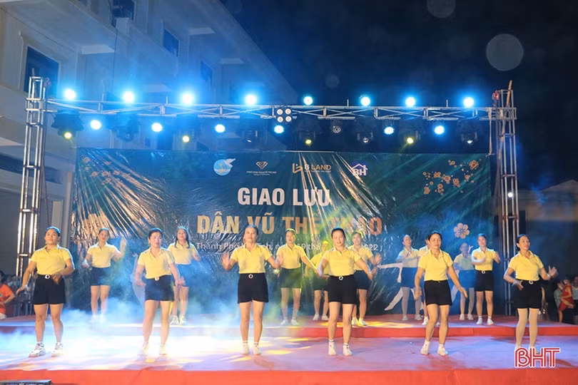 Sôi nổi đêm giao lưu dân vũ thể thao của phụ nữ thành phố Hà Tĩnh