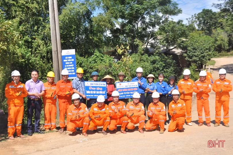 Đoàn Thanh niên Điện lực Hà Tĩnh hỗ trợ xã Điền Mỹ xây dựng nông thôn mới