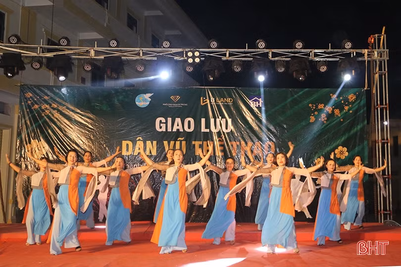 Sôi nổi đêm giao lưu dân vũ thể thao của phụ nữ thành phố Hà Tĩnh