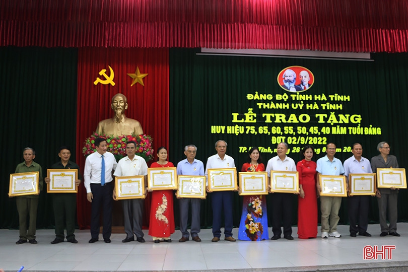 Trao Huy hiệu Đảng cho 231 đảng viên ở TP Hà Tĩnh