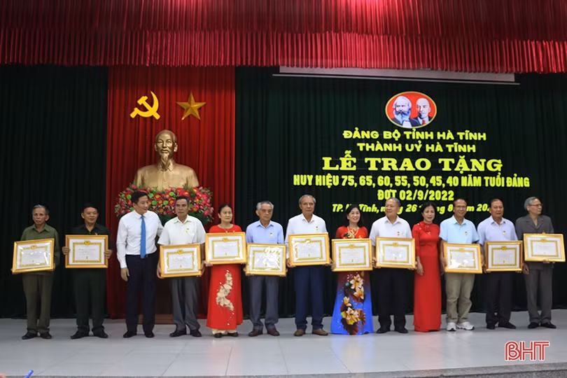 Trao Huy hiệu Đảng cho 231 đảng viên ở TP Hà Tĩnh