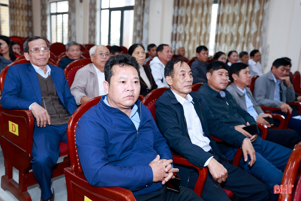 Cử tri chú ý theo dõi chương trình hành động của các ứng cử viên.