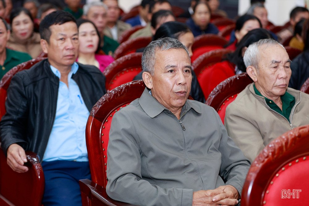 Các cử tri chú ý theo dõi chương trình hành động của các ứng cử viên.