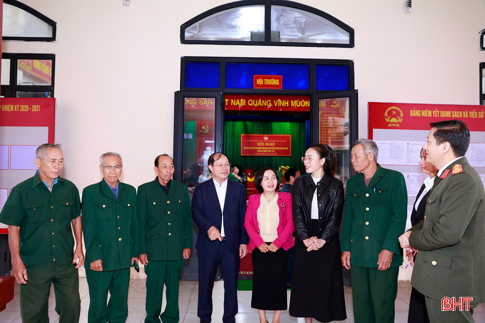 Các ứng cử viên HĐND tỉnh trò chuyện với cử tri phường Vũng Áng.