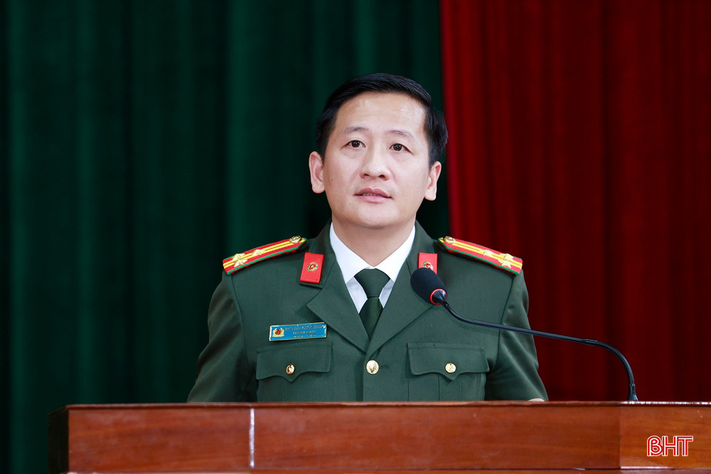 Ông Nguyễn Quốc Hùng - Ủy viên Ban Thường vụ Đảng ủy, Phó Giám đốc Công an tỉnh trình bày chương trình hành động.