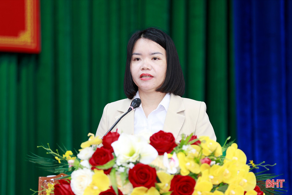 Bà Nguyễn Thị Thanh Hải - Ủy viên Ban Chấp hành Đảng bộ phường, Phó trưởng Ban Xây dựng Đảng phường Sông Trí trình bày chương trình hành động.