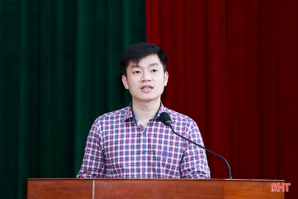 Ông Trương Huy Nam - Ủy viên Ban Chấp hành Đảng bộ Ban Quản lý Khu kinh tế tỉnh, Phó Trưởng phòng Kế hoạch - Tổng hợp, Ban Quản lý Khu kinh tế tỉnh trình bày chương trình hành động.