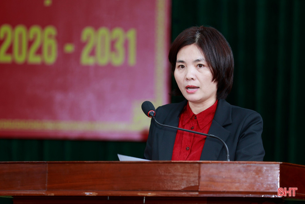 Bà Phạm Thị Vân Hạnh - Trưởng phòng Kỹ thuật nghiệp vụ và ngoại tuyến - Công an tỉnh trình bày chương trình hành động.