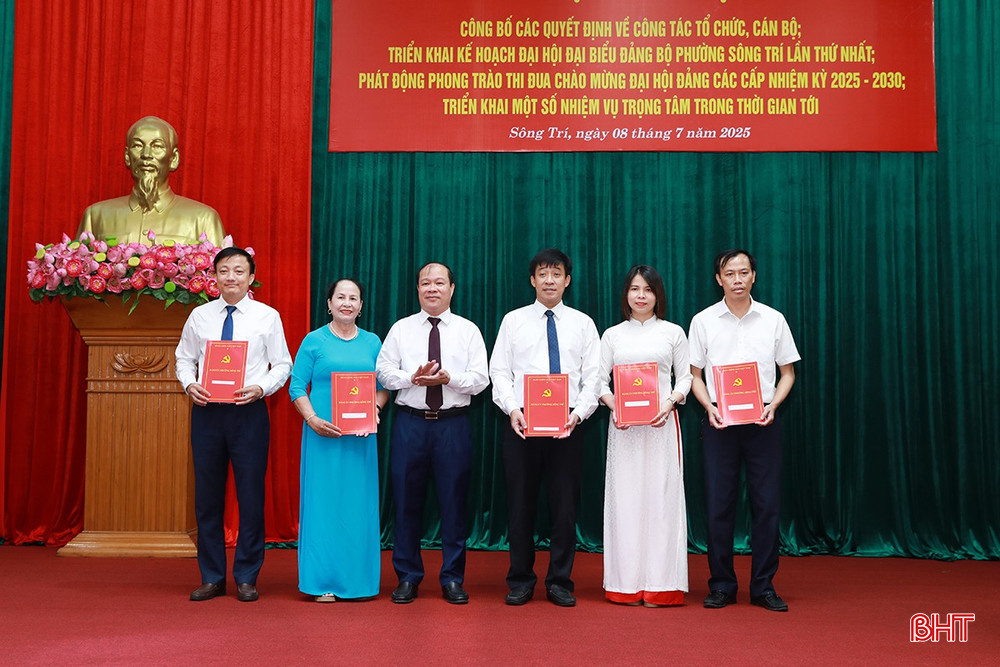 Lãnh đạo Đảng uỷ phường trao quyết định thành lập các đảng bộ trực thuộc... bqbht_br_ag7a8221.jpg
