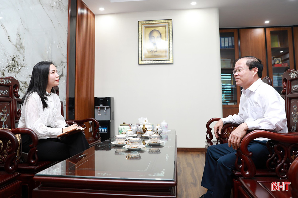 Bí thư Đảng ủy phường Sông Trí Nguyễn Hoài Sơn trao đổi với PV Báo Hà Tĩnh về công tác chuẩn bị đại hội và định hướng phát triển của Sông Trí trong nhiệm kỳ đầu tiên. bqbht_br_ag7a9045.jpg