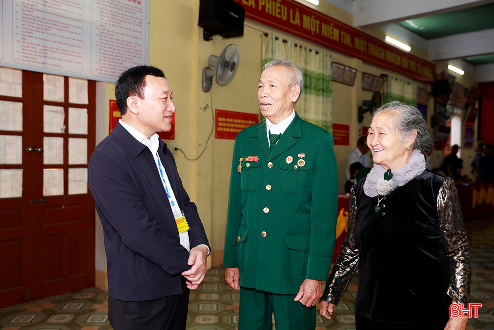 Bí thư Đảng uỷ phường Vũng Áng trò chuyện với các cử tri sau khi hoàn thành bỏ phiếu.