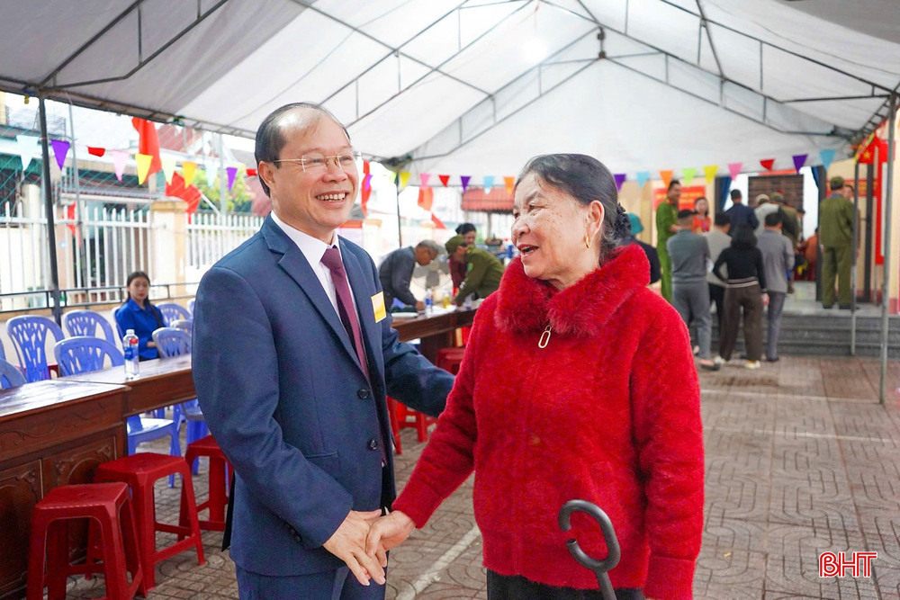 Lãnh đạo phường Sông Trí trò chuyện cùng các cử tri tới bỏ phiếu sớm.