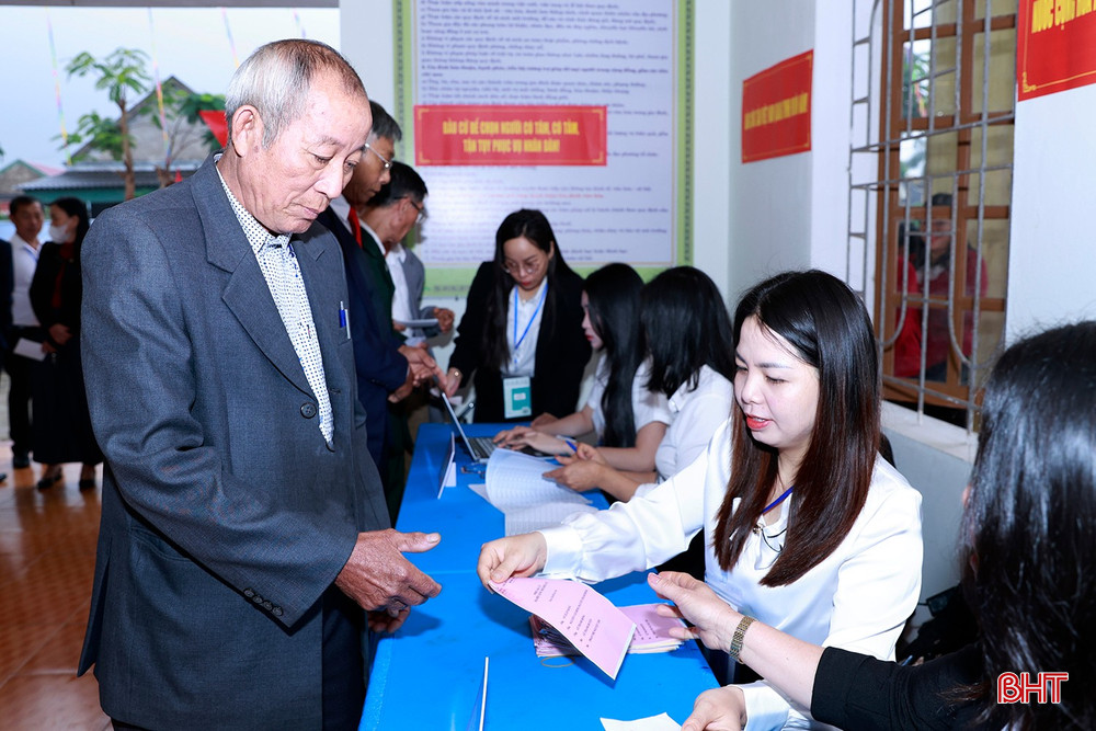 Tại TDP Tân Phúc Thành 1 (phường Sông Trí), 656 cử tri đã tham gia bỏ phiếu. Theo thống kê, toàn phường Sông Trí có 23.065 cử tri, trong đó 288 cử tri tham gia bầu cử 2 cấp và 22.777 cử tri bầu cử 3 cấp, được bố trí tại 27 khu vực bỏ phiếu trên địa bàn.