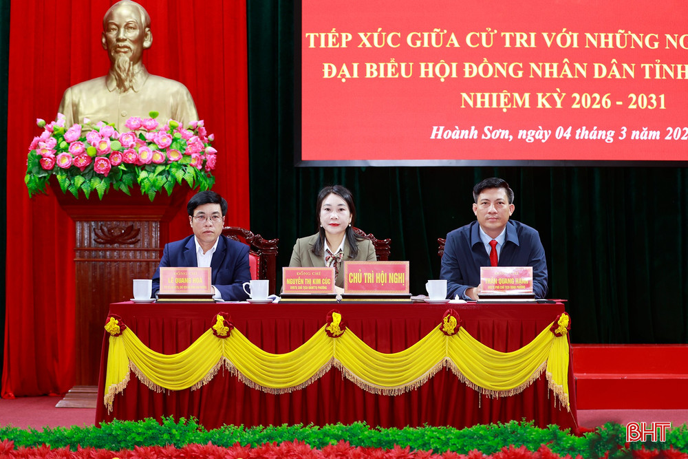 Chủ trì hội nghị.