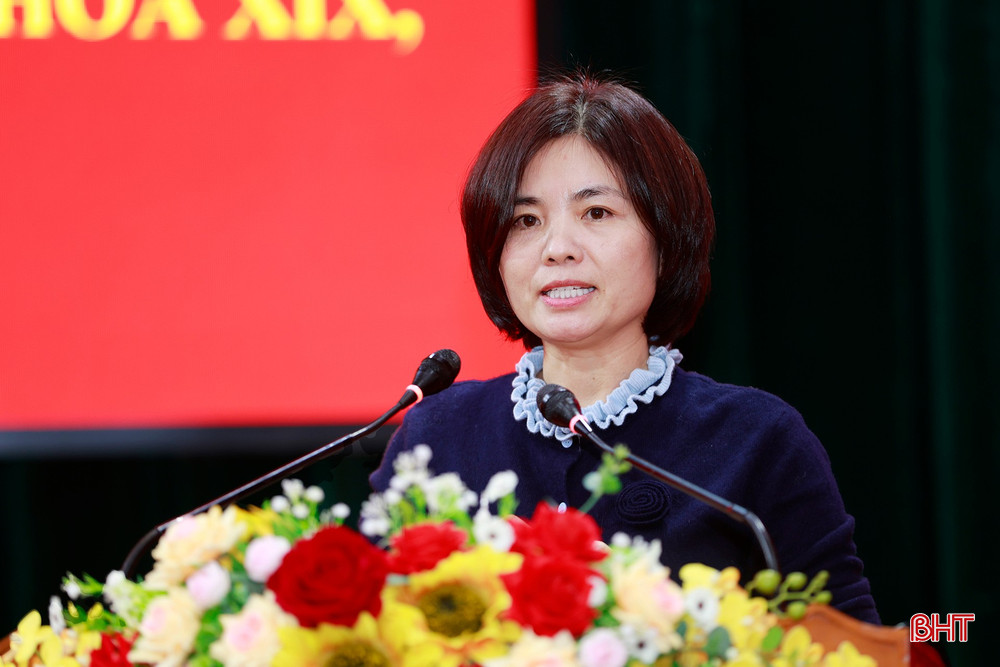 Bà Phạm Thị Vân Hạnh - Trưởng phòng Kỹ thuật nghiệp vụ và ngoại tuyến - Công an tỉnh trình bày chương trình hành động.