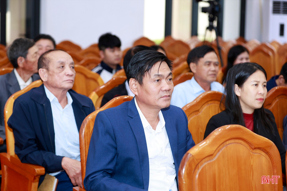 Các cử tri chú ý theo dõi chương trình hành động của các ứng cử viên.