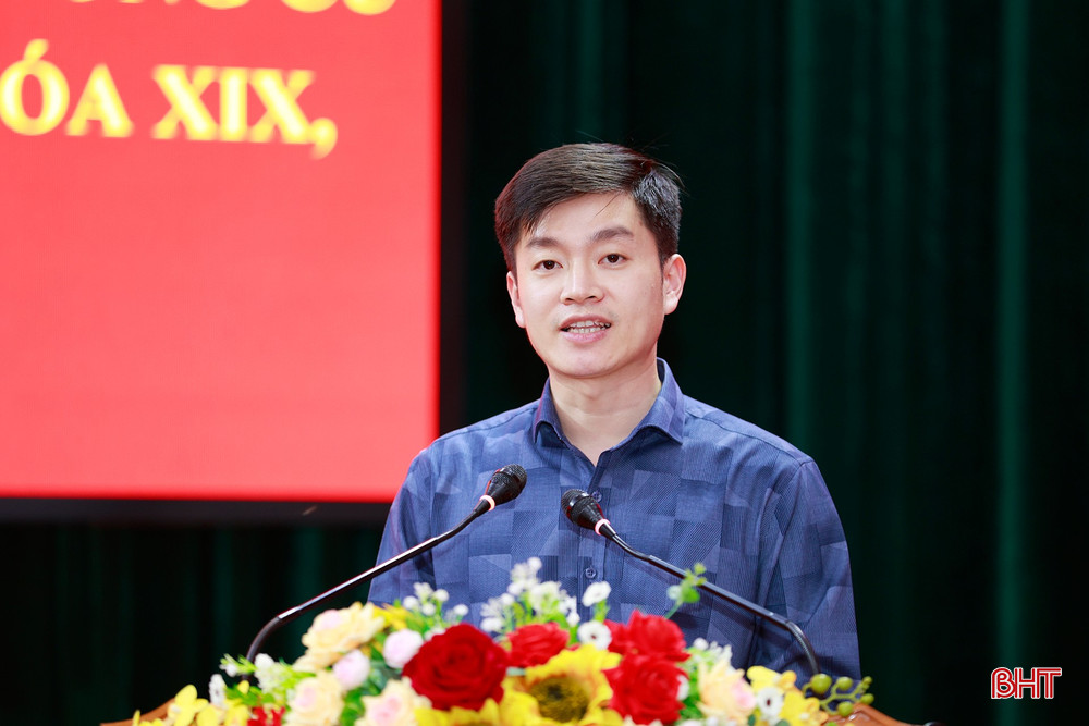 Ông Trương Huy Nam - Ủy viên Ban Chấp hành Đảng bộ Ban Quản lý Khu kinh tế tỉnh, Phó Trưởng phòng Kế hoạch - Tổng hợp, Ban Quản lý Khu kinh tế tỉnh trình bày chương trình hành động.