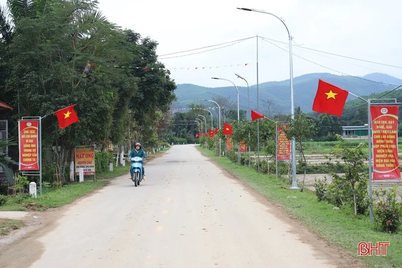 Lắp đặt đường điện “Thắp sáng làng quê” trị giá 1 tỷ đồng ở Hương Sơn