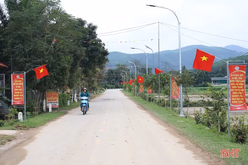 Lắp đặt đường điện “Thắp sáng làng quê” trị giá 1 tỷ đồng ở Hương Sơn
