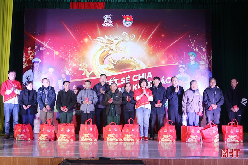 “Tết sẻ chia, năm rồng khởi sắc trao 170 phần quà tại huyện Kỳ Anh