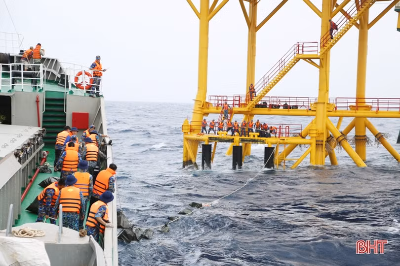 Hoàn thành đưa 22 tấn quà tết ra nhà giàn DK1