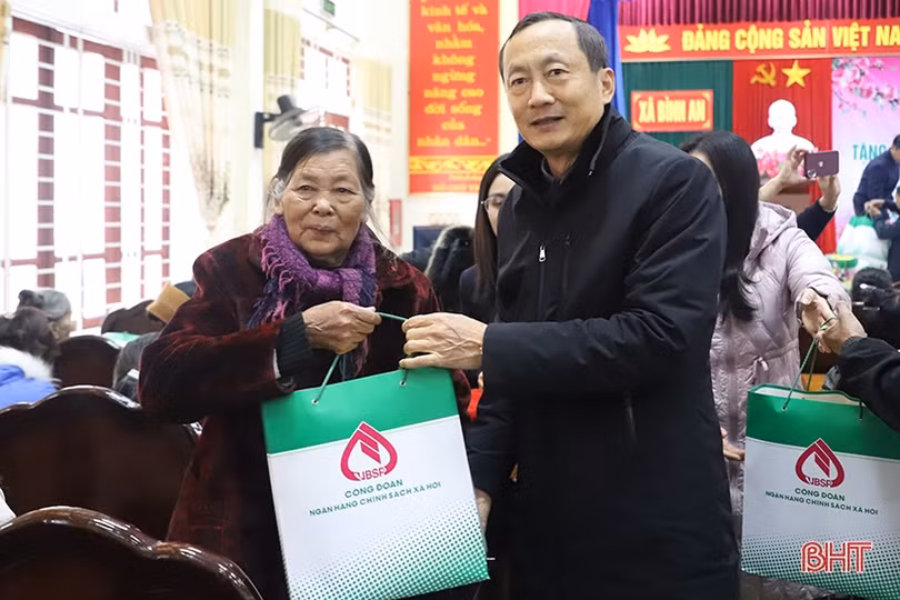 Trao quà tết cho đoàn viên, công nhân, người dân gặp hoàn cảnh khó khăn