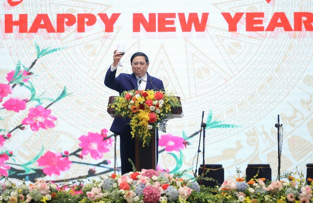 Thủ tướng Phạm Minh Chính: Thúc đẩy đoàn kết và hợp tác quốc tế là giải pháp nền tảng- Ảnh 5. Thủ tướng Phạm Minh Chính gặp mặt, chiêu đãi đoàn ngoại giao tại Việt Nam