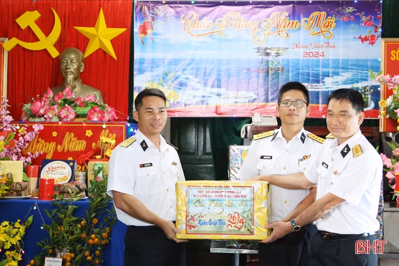 Hoàn thành đưa 22 tấn quà tết ra nhà giàn DK1