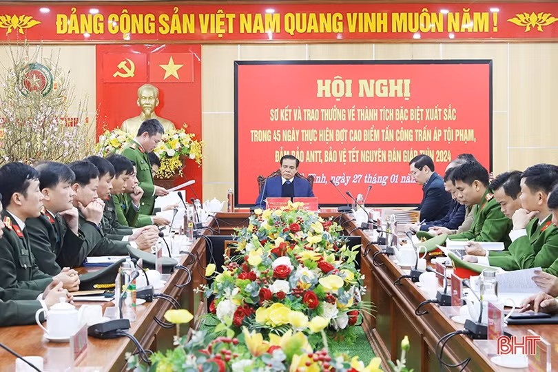 Tặng bằng khen cho các tập thể xuất sắc trong đấu tranh phòng, chống tội phạm