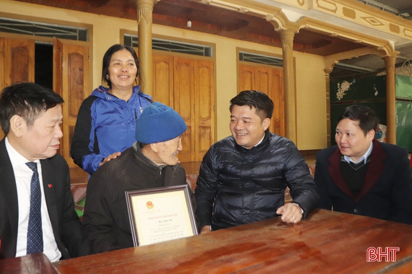 Chủ tịch Ủy ban MTTQ tỉnh tặng quà người cao tuổi, gia đình khó khăn ở Hương Sơn