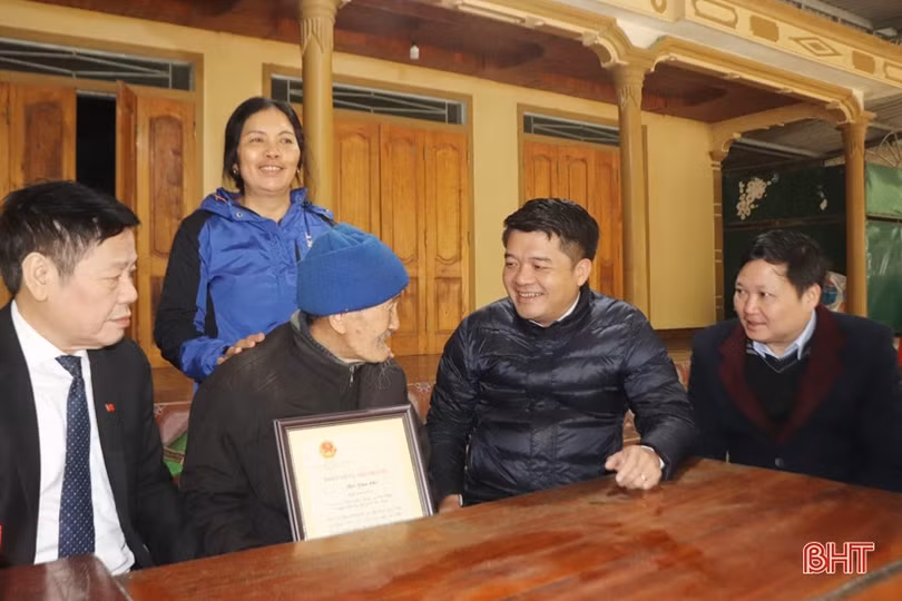 Chủ tịch Ủy ban MTTQ tỉnh tặng quà người cao tuổi, gia đình khó khăn ở Hương Sơn