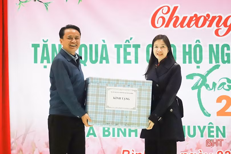 Trao quà tết cho đoàn viên, công nhân, người dân gặp hoàn cảnh khó khăn