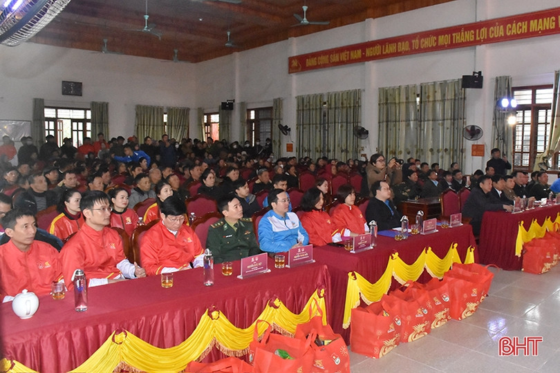 “Tết sẻ chia, năm rồng khởi sắc trao 170 phần quà tại huyện Kỳ Anh