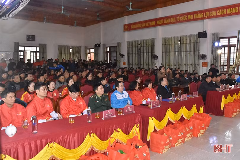 “Tết sẻ chia, năm rồng khởi sắc trao 170 phần quà tại huyện Kỳ Anh