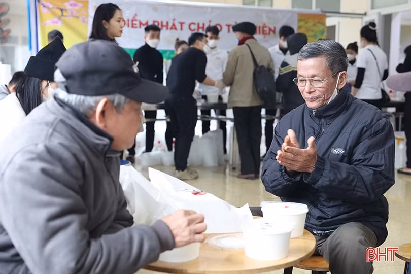 Trao gần 1.000 suất cháo từ thiện tại BVĐK tỉnh Hà Tĩnh