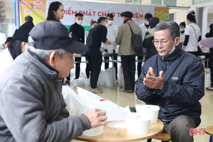 Trao gần 1.000 suất cháo từ thiện tại BVĐK tỉnh Hà Tĩnh