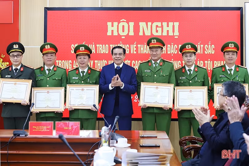 Tặng bằng khen cho các tập thể xuất sắc trong đấu tranh phòng, chống tội phạm