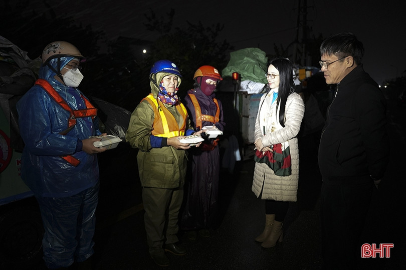 Động viên công nhân môi trường làm việc trong đêm rét ở TP Hà Tĩnh