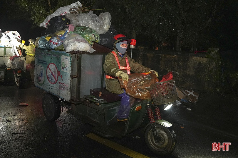 Động viên công nhân môi trường làm việc trong đêm rét ở TP Hà Tĩnh
