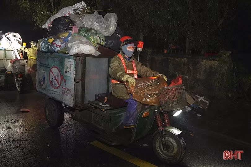 Động viên công nhân môi trường làm việc trong đêm rét ở TP Hà Tĩnh