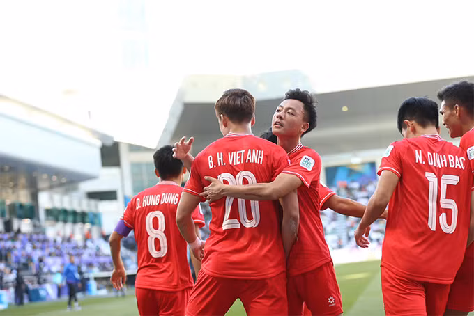 Nhận thẻ đỏ và 2 quả penalty, Việt Nam vẫn chơi kiên cường