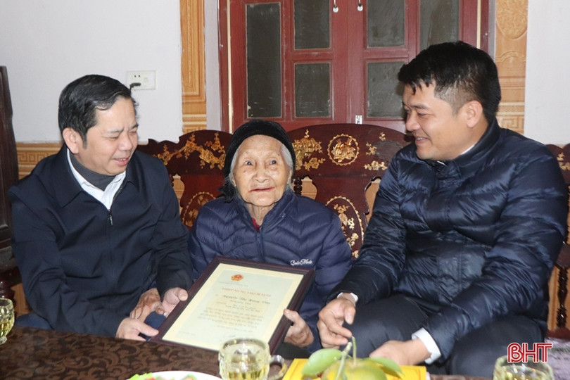 Chủ tịch Ủy ban MTTQ tỉnh tặng quà người cao tuổi, gia đình khó khăn ở Hương Sơn