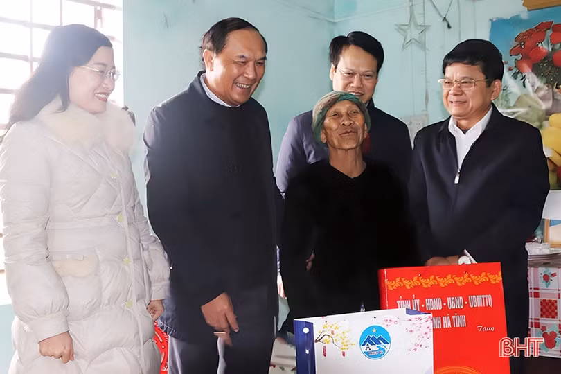 Trưởng ban Tổ chức Tỉnh ủy chúc tết gia đình chính sách, người cao tuổi ở Thạch Hà