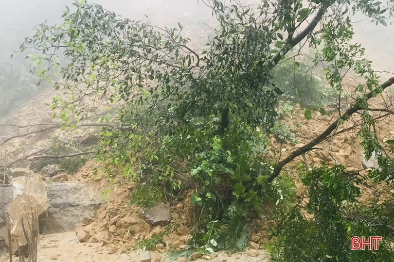 Đường lên Cửa khẩu quốc tế Cầu Treo bị sạt lở, giao thông ách tắc