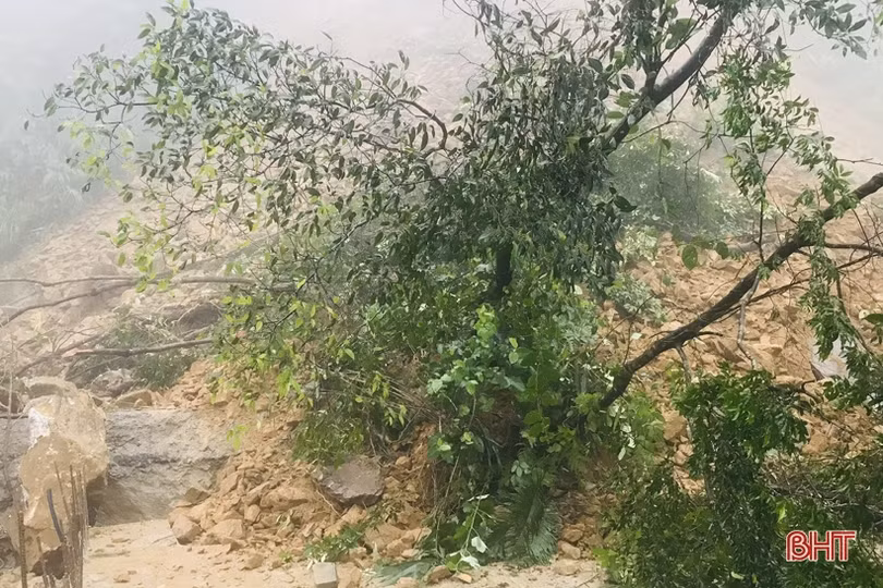 Đường lên Cửa khẩu quốc tế Cầu Treo bị sạt lở, giao thông ách tắc