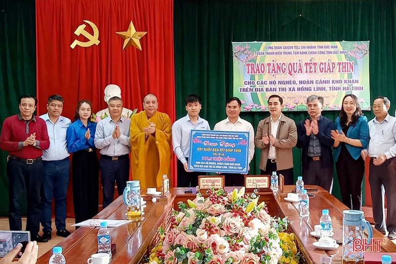 Trao 237 suất quà cho người nghèo, hoàn cảnh khó khăn ở TX Hồng Lĩnh