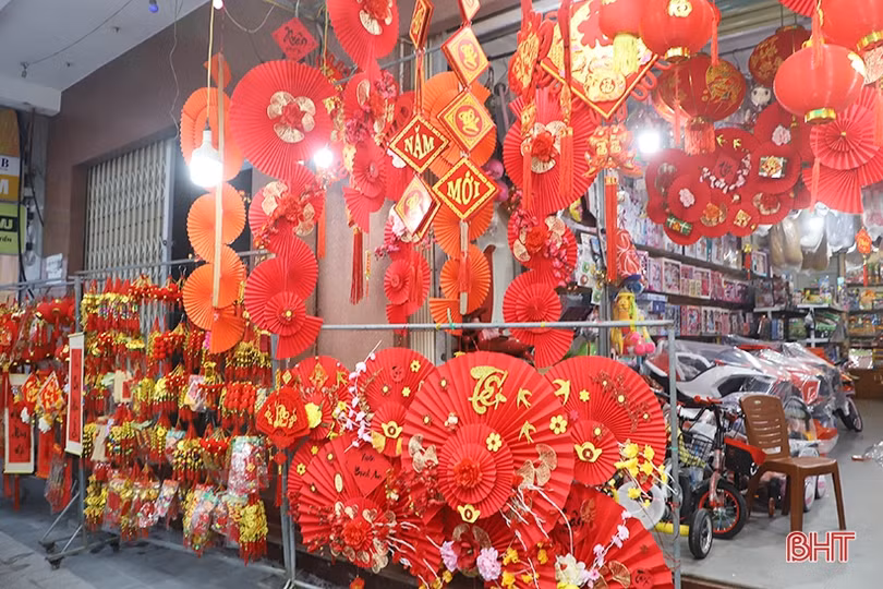 Sản phẩm trang trí tết: Mẫu mã đa dạng nhưng người mua vẫn ít