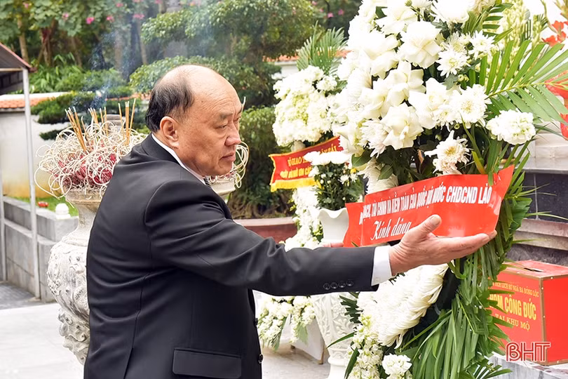 Đoàn đại biểu Quốc hội Lào dâng hương tại Khu di tích Ngã ba Đồng Lộc